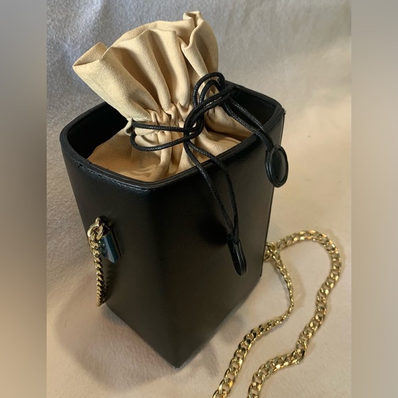 Clee Leather Drawstring  Chain Link Crossbody Bucket Bag Black Tan Womens Purse - Picture 6 of 14